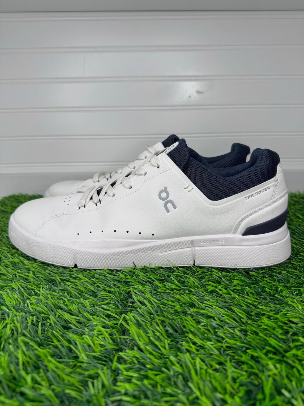 On The Roger Advantage White Midnight Navy Men’s 11.5 CloudTec Sneakers